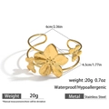Details des goldfarbenen Edelstahlarmreif mit Blumenmuster, wasserfest und hypoallergen - Blumen Schmetterling Kombination Stil (DKB253018GL)