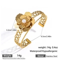 Detailaufnahme des 18k vergoldeten Blumen-Armreifs mit Mesh-Band und Perle - 3D-Blumen-Kunstperlen-Stil (DKB253034GL)
