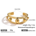 Detailaufnahme des mehrlagigen goldenen Edelstahlarmbands mit polierten Metallkugeln - Fünf Perlen Mehrlagen-Stil (DKB253005GL)