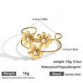 Detail mit Maßen und 16g Gewicht für wasserfeste Edelstahl-Armreifen mit Blumenmotiv - Dreifachblumen-Kunstperlen-Stil (DKB253023GL)