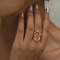 Anello incrociato a doppio giro placcato oro su un dito con unghie dorate lucide - Aperto Regolabile / Stile a Nodo Intrecciato Oro (JZ512GL)