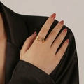Bague câlin artistique en laiton plaqué or avec anneau ouvert réglable pour femme - Style Main Miniature Créatif (BTR032GL)
