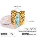 Detailopname van een boheemse gouden stalen ring met blauwe steen en opengewerkte patronen - Verstelbaar open ontwerp / Goud-Blauw (Turkoois-textuur)
