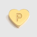 Goldener Herzanhänger mit geprägtem Buchstaben P und spiegelglatter Oberfläche - Buchstabe P Stil