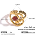 Dettaglio dell'anello in acciaio inossidabile placcato oro 18k con pietra rossa - Oro-Pietra Rossa