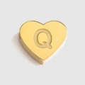 Goldener Herzanhänger aus Edelstahl mit eingraviertem Großbuchstaben Q als Detail - Buchstabe Q Stil