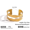 Detailweergave van de dubbellaagse roestvrijstalen gouden armband met gehamerd effect - Dubbellaagse Gehamerde Open Stijl (DKB253022GL) / Goud