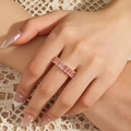 Eleganter 18K Goldring mit Baguette-Schliff rosa Zirkonen an einer Modelhand mit Spitze - Gold Rosa Baguette Stil (ALR044GLP)