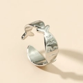 Anello aperto alla moda in ottone argentato con design creativo a forma di pesce da donna - Aperto Regolabile / Stile Delfino e Doppio Pesce Argento (JZ608S)