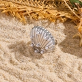 Anello a conchiglia d'argento con perle bianche su sabbia per un look da mare - Aperto Regolabile / Stile Argento (DKR251005S)