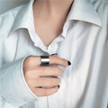 Primo piano di un largo anello in acciaio inossidabile argento lucido sulla mano di un modello - 15mm Fascia Larga / Argento