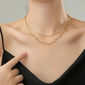 Primer plano de collar de doble capa bañado en oro de 18k con eslabones de clip en modelo - Cadena de Clip de Doble Capa (OYSN893GL) / Dorado
