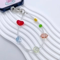 Bunte Perlen-Handykette mit klaren Perlen und Herzanhängern auf weißem Hintergrund - Bunte Perlen Rotes Herz Stil (YS-A250103A)