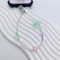 Bunte Perlen-Handykette mit Acryl-Sternen und Wolken auf einem weißen Display-Ständer - Rosa Stern Blaue Wolke Perlen Stil (YS-A250103C)