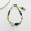 Vue détaillée de la dragonne de téléphone perlée à la main avec fleurs colorées - Style Floral Frais Vert Jaune (YS-A250102A)