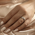 Anello aperto a treccia in argento indossato da modella su sfondo di raso dorato - Aperto Regolabile / Stile a Pieghe Intrecciate Argento (JZ145S)