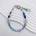 Détail d'une dragonne de téléphone en perles avec étoiles de mer bleues et fleurs nacrées - Style Étoile de Mer Océan Frais (YS-A250102E)