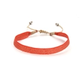 Detailweergave van de rode geweven etnische armband met verstelbaar koord en kralen - Rood Platgeweven (KZ-0063)