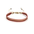 Détail du bracelet tissé rouge et noir avec motifs géométriques et nœud coulissant réglable - Style Rayé Rouge Noir Beige (KZ-0064)