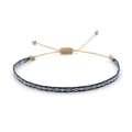Detailaufnahme von handgewebtem Armband mit marineblauen Ethno-Mustern und verstellbarem Knoten - Marine Weiß Gold Textur (KZ-0015B)