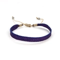 Detail van geweven bordeauxrode armband met verstelbare veters en metalen kralen - Paarsrood/Goud