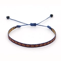 Detail eines verstellbaren böhmischen handgewebten Seilarmbandes mit Ethno-Mustern - Blau Braun Ethnisches Kreuz (KZ-0017A)