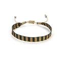 Detail van handgeweven groene en gouden etnische armband met verstelbare schuifknoop - Donkergroen/Goud