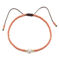 Détail d'un bracelet tressé à la main avec perles orange, perle blanche et cordon - Style Perles Orange et Perle (BR0222)