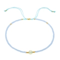 Dettaglio del bracciale Miyuki azzurro con pietra naturale e cordino intrecciato regolabile - Mix Blu Chiaro Oro con Pietra Verde Traslucida (BR0131)