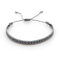 Makroansicht des handgewebten grauen Boho-Armbands mit blau-grünen geometrischen Mustern - Blau Grün Geometrische Welle (KZ-0019B)