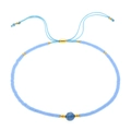 Dettaglio del bracciale regolabile in perline azzurre con pietra naturale e perle dorate - Mix Blu Chiaro Oro con Pietra Quadrata Blu (BR0108)
