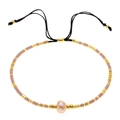 Dettaglio di perle miyuki rosa con perla barocca naturale su bracciale tessuto regolabile - Mix rosa e oro con perla naturale irregolare (BR0121)