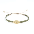 Détail du bracelet tissé olive avec breloque dorée et pierres de zircone incrustées - Tissé Vert Olive Trois Pierres (KZ-Z0024)