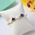 Dettaglio ravvicinato del bracciale di perle fatto a mano con ciondolo a stella blu e smile - Blu