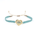 Détail du bracelet cœur mauvais œil tissé main avec finition dorée et design émaillé bleu - Mauvais Œil en Forme de Cœur (KZ-Z0033)