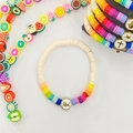 Gedetailleerde opname van handgemaakte Heishi-kralenarmband met gouden bedel op wit - Letter Symbool Bedeltje Stijl (RT-B211005B) / Crèmewit (RT-B211005B)