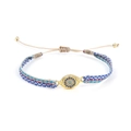 Détail d'un bracelet tissé bohème avec un pendentif œil maléfique doré et des perles - Patchwork Bleu Rouge Blanc Mauvais Œil (KZ-Z0035)