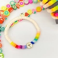 Kleurrijke 6mm Heishi kralen armband set met gouden kruis hanger en regenboog accenten - Kruis Bedeltje Stijl (RT-B211005C) / Crèmewit (RT-B211005C)