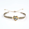 Détail d'un bracelet bohème tissé avec pendentif coeur et pierres colorées - Cœur Pierre Précieuse Géométrique Multicolore (KZ-Z0037)