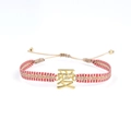 Détail du bracelet tissé main avec cordon rouge et blanc et breloque dorée 'Amour' - Amour Traditionnel Rouge et Blanc (KZ-Z0040)