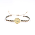 Vue détaillée du bracelet bohème tissé avec un médaillon œil porte-bonheur doré et pierres colorées - Disque en Relief Mauvais Œil (KZ-Z0041)