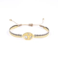 Détail du bracelet ethnique tissé avec insert ovale doré et zircons micro-incrustés - Micro-incrustation Ovale Trois Pierres (KZ-Z0042)