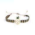 Détail du bracelet tressé avec pendentif ananas doré et incrustation d'émail vert et strass - Pendentif Ananas Tropical (KZ-Z0043)