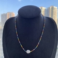 Collana di perline Miyuki colorate con perla d'acqua dolce barocca su busto da modella - Perline Multicolore Con Perla Bianca (ZZ-N200017A)