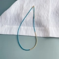 Detail van 2mm zirkoon ketting met blauwe kralen, gouden accenten en een karabijnsluiting - Donkerblauwe Gecombineerde Stijl (SJX220009D)