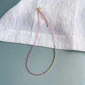 Minimalistische ketting met 2mm paarse zirkoon en gouden kralen en verstelbare karabijnsluiting - Roze-Paarse Gecombineerde Stijl (SJX220009E)
