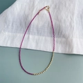 Detail van 2mm paarse zirkoonkralen en gouden accenten met een karabijnsluiting - Paarse Eenvoudige Stijl (SJX220009F)
