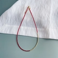 Detail van een 2mm rode zirkoon halsketting met gouden metalen accenten en karabijnslot - Rode Ultradunne Stijl (SJX220009G)