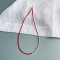 Detailopname van 2mm rode zirkoon kralen en gouden ovale schakels op de ketting - Rood-Gouden Gecombineerde Stijl (SJX220009H)