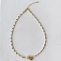 Détail du collier de perles avec perles de cristal rouges et pendentif œil couronne - Perle Cube Blanche (SJX220010A)